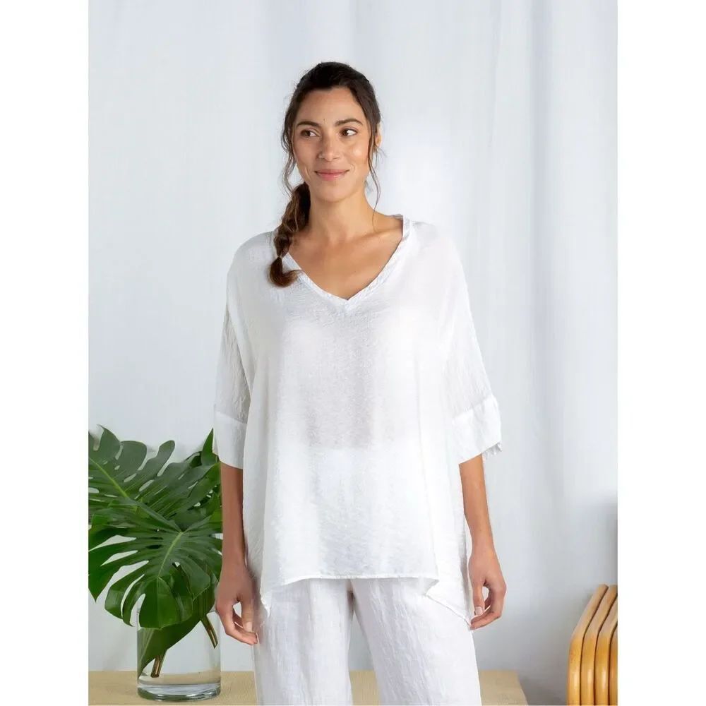 ✨Cut Loose V-Neck Spa Sz One Size Top✨